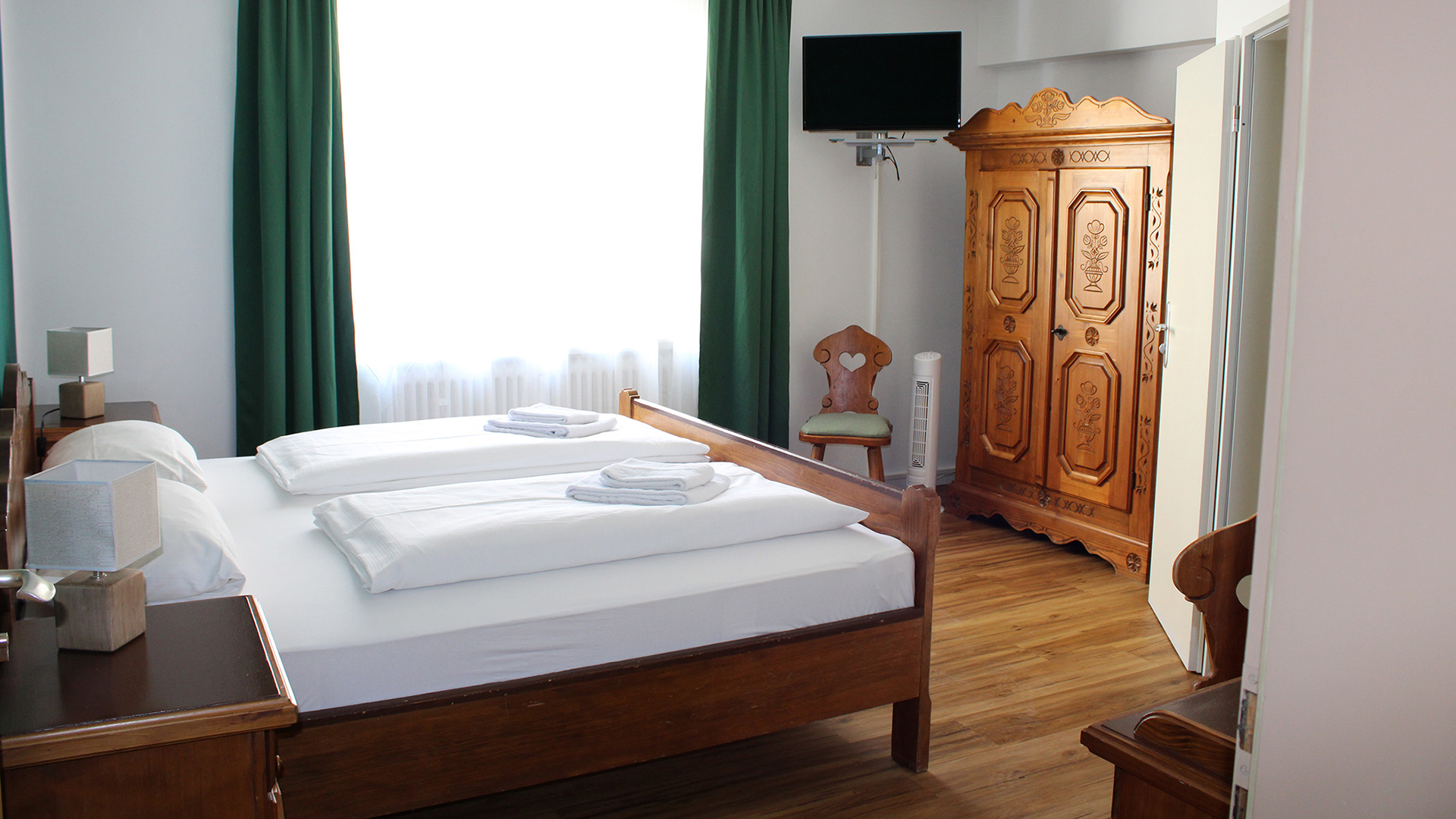 Hotelbewertung, besten, Gästehaus, wenig, Gehminuten, wichtig, Sehenswürdigkeit, Stadt, entfernt, fühlen, ersten, Urlaubstag, rundum, wohl, Kulinarisch, Genuss, viele, Ausflugsziele, Vilshofen, Vilshofen an der Donau, Gastronomie, Gasthaus, Gaststätte, Gasthof, Wirtshaus, Lokal, Essen, Trinken, Eis, Restaurant, Küche, Biergarten, Pension, Zimmer, Fremdenzimmer, Gästezimmer, Übernachten, Schlafen, Unterkunft, Radfahrer, Donauradweg, Bike, eBike, E-Bike, Familie, Begrüßung, Herzlich, Traditionsgasthof, Stadtplatz, servieren, Brauerei, Bräustüberl, traditionell, Bayerische Küche, Gäste, frühstücken, Frühstück, Festsaal, Hochzeiten, Geburtstage, Versammlungen, passenden, Rahmen, gemütlich, Biergartenterrasse, Terrasse, besten, Blick, bunte, Treiben, typisch, bayerische, Schmankerl, freundlich, Lächeln, natürlich, frisch, gezapft, Wolferstetter, Zimmer, Urig, renoviert, Gastzimmer, kombinieren, rustikal, Ambiente, modern, Komfort, schlafen, einfach, gut, Morgen, Akku, laden, Frühstücksbuffet, kosten, Fahrrad, Fahradgarage, Bikegarage